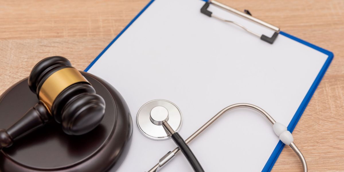 TRF3 deixa claro: Conselhos de Medicina não têm poder para criar proibições que a lei não prevê 2 medical law and justice concept with stethoscope a 2025 03 13 01 27 28 utc scaled 075371fa