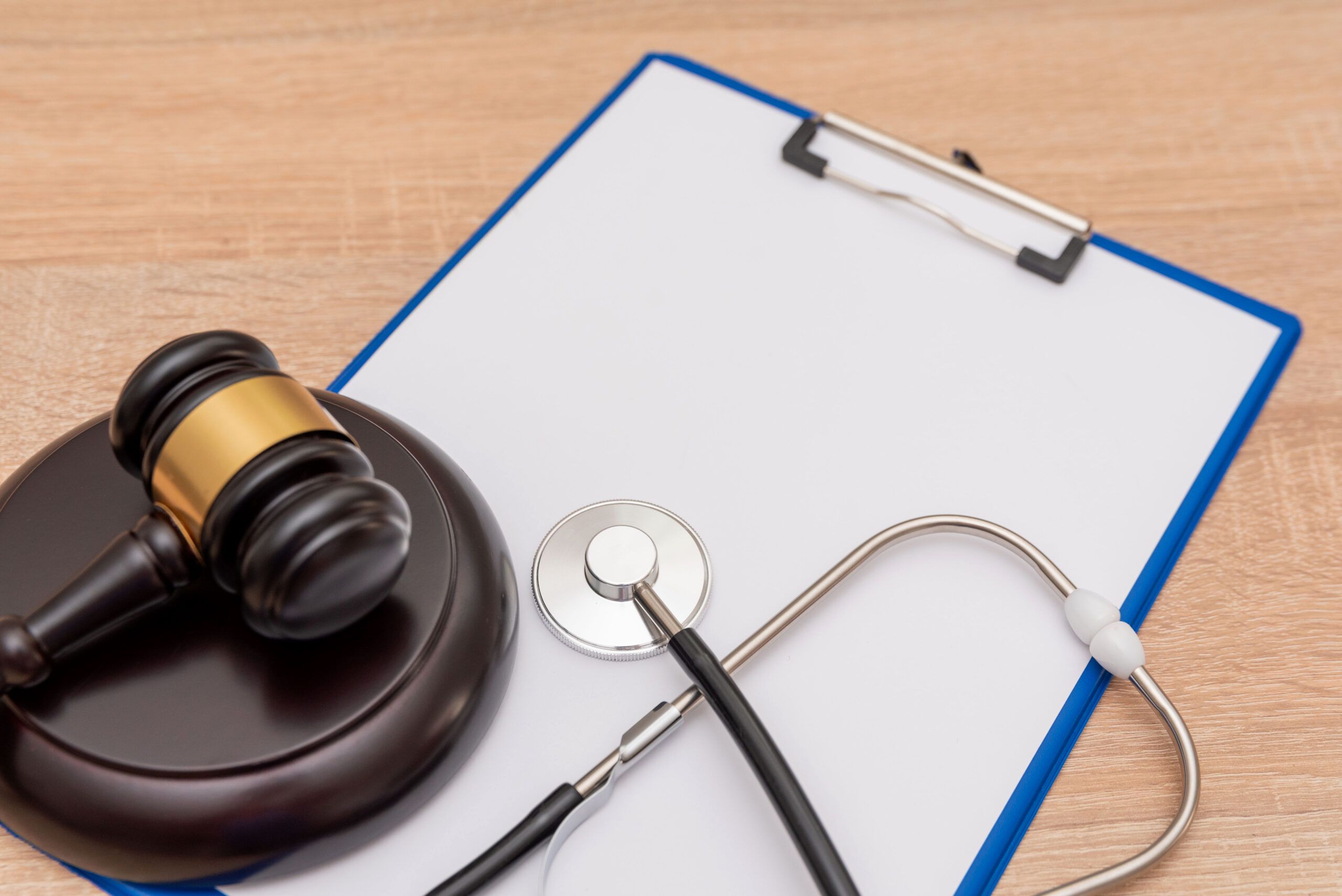 Odontologia Estética 10 medical law and justice concept with stethoscope a 2025 03 13 01 27 28 utc scaled 90402e98